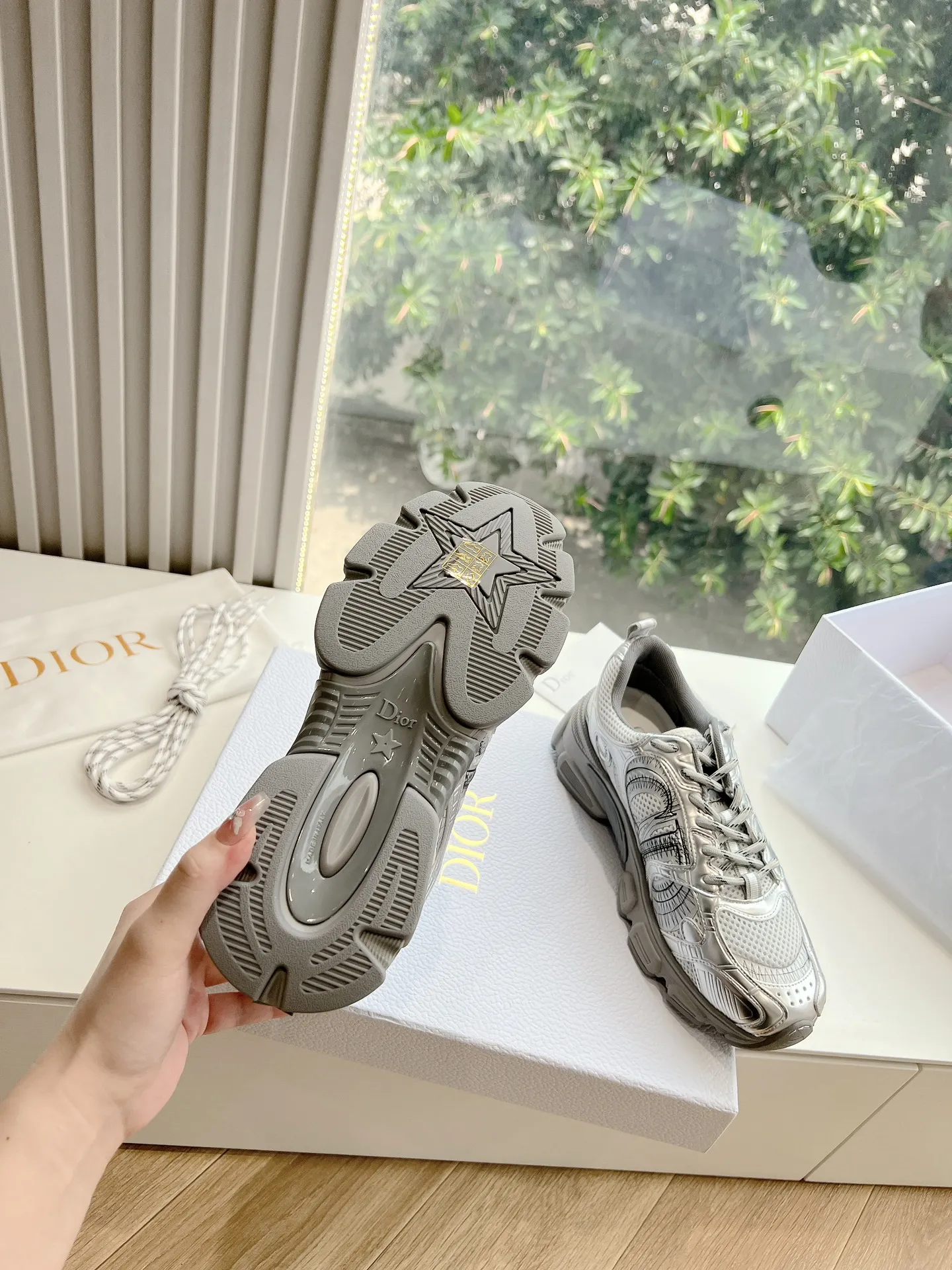 👟👟Ex-factory price 640👟👟 (Top version) Dior Chrono series sports shoes Purchased and developed in Taikoo Hui for RMB 18,200. This Dior chrono sports shoe continues the timeless silhouette and is carefully made of mesh, so it will be particularly comfortable on the feet. It is decorated with CD special craftsmanship logo to enhance the style. The lightweight style is matched with the "Christian Dior" logo thin sole, suitable for all seasons, and can be matched with all kinds of casual looks to add a finishing touch. Classic and super durable. Upper: cowhide stitching. Original molded outsole. Size: 35-41. Full set of counter synchronized gift box 💝 packaging